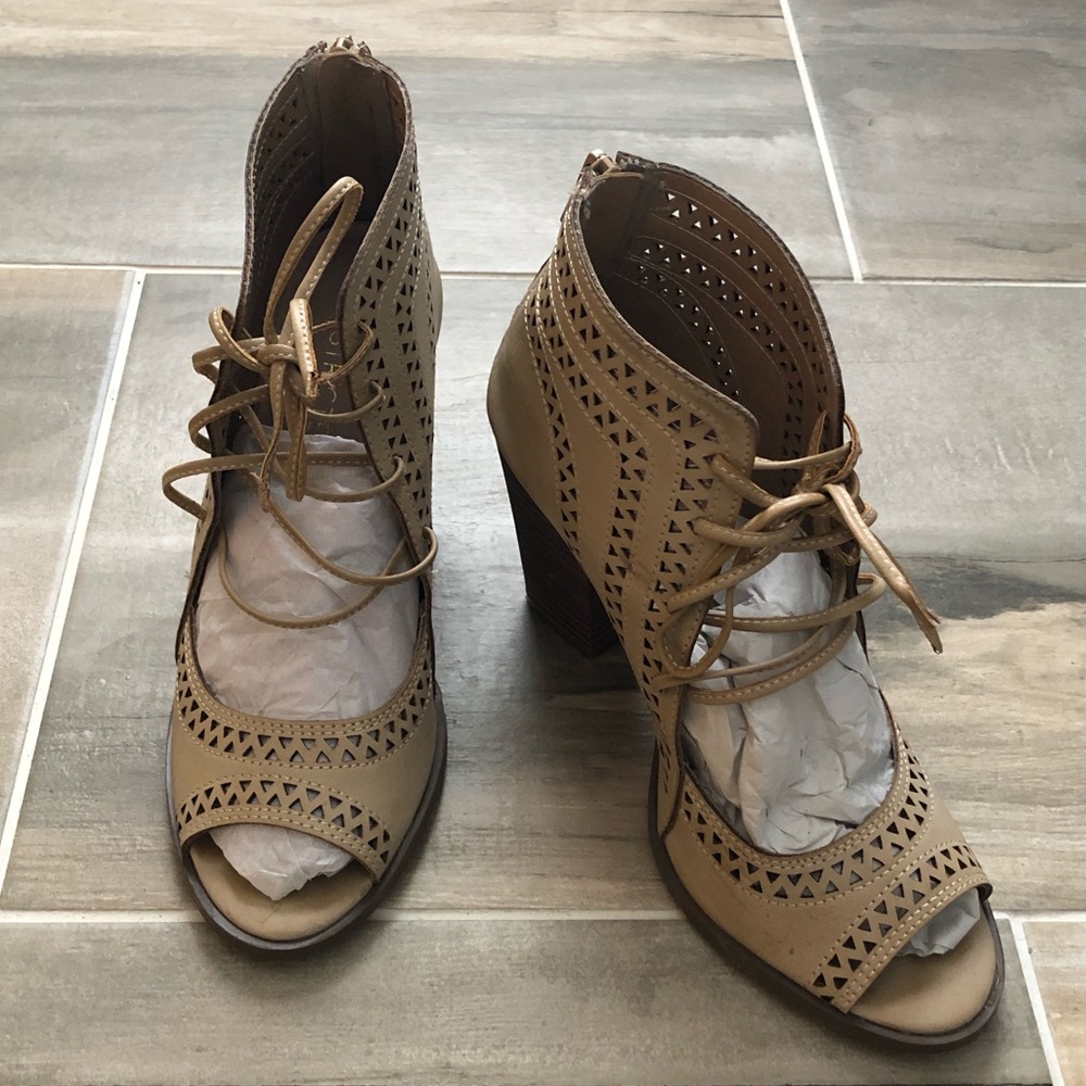 Like New Restricted Wmns Sz 7.5 heeled booties